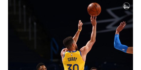 Curry bat à nouveau le record